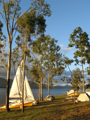 camping beside lake tinaroo