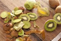 Preparing a tropical kiwifruit dessert