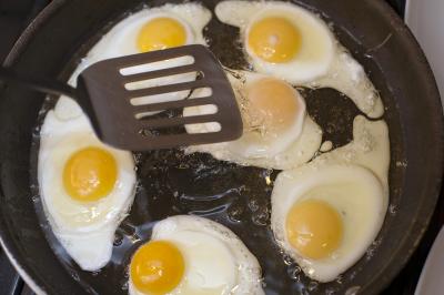 Cooking fried eggs