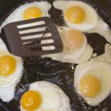 Cooking fried eggs